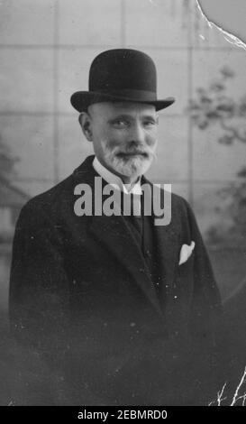 Vintage monochromes Studiofoto eines älteren kaukasischen Mannes in einem Melone Hut, aus dem Jahr 1920s, Edwardian Ära. Stockfoto