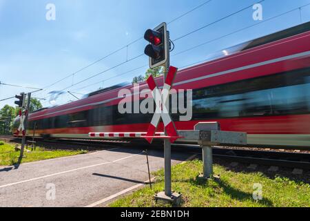 Schneller Personenzug passiert Schranke Stockfoto