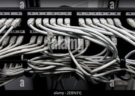 Netzwerkkonsole, Switch und Kabel im Rechenzentrum Stockfoto
