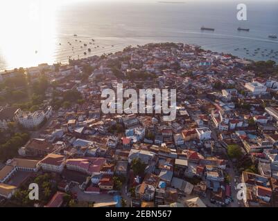 Sehr hoch über dem Luftbild Aufnahme von Stone Town, der Hauptstadt von Sansibar, Tansania. Sonnenuntergang Küstenstadt in Afrika Stockfoto