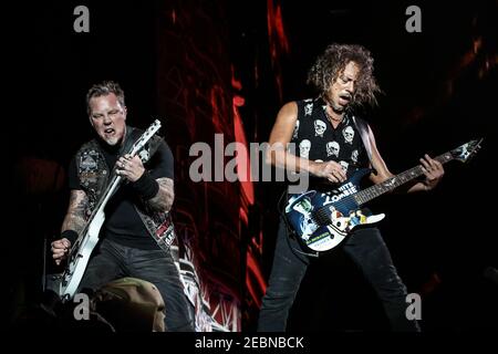 James Hetfield (links) und Kirk Hammett von Metalica headlining the Samstagabend beim 2015 Reading Festival Stockfoto