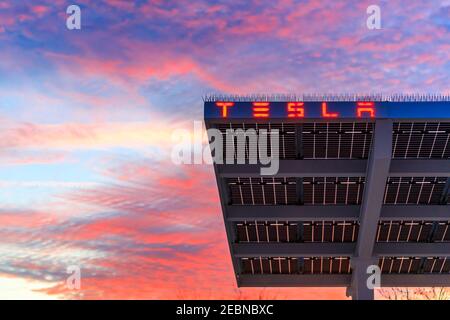 Firebaugh, USA - 21. Januar 2021: Tesla-Logo auf dem Dach der elektrischen Kompressoren am California Highway 5 bei Sonnenuntergang Stockfoto