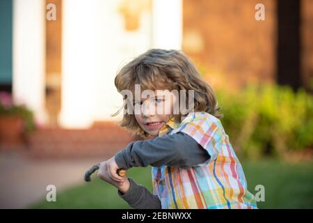 Negative Kinderemotion. Aggression für Kinder. Wütend Junge mit Stock. Anpassung an Kinder. Schläger. Mobbing-Konzept. Nervenzusammenbruch. Stockfoto