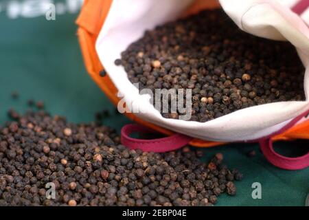 Nahaufnahme von Körnern von schwarzem Pfeffer. Stockfoto
