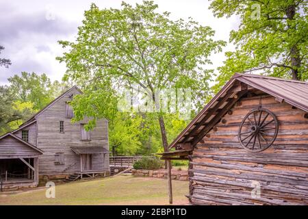 Die alte Mühle Struktur und eine Esche im Historic Yates Mill County Park in Raleigh, North Carolina. Stockfoto
