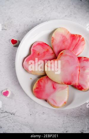 Hausgemachte Valentine Heart Sugar Kekse mit Marmor-Glasur Stockfoto