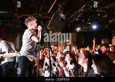 Tommy Wright von Young Kato spielt live auf der Bühne Das letzte Datum ihrer UK Tour in Borderline London Stockfoto