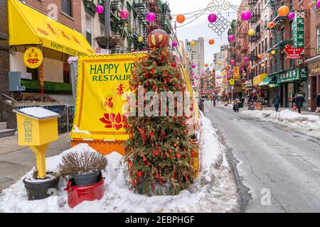 New York, Usa. Februar 2021, 12th. Traditionelle chinesische Dekorationen gesehen am 1st. Tag des Mondneujahres in Chinatown New York am 12. Februar 2021. Aufgrund der Pandemieeinschränkung können nur 10 Menschen zu jeder Zeit nach innen gehen. Obwohl es keine jährliche Parade gab, um das Mondneujahr zu feiern, kamen einige in 2 Blocks geschmückter Mott Street für traditionelles Trommeln und Drachentanz. (Foto von Lev Radin/Sipa USA) Quelle: SIPA USA/Alamy Live News Stockfoto