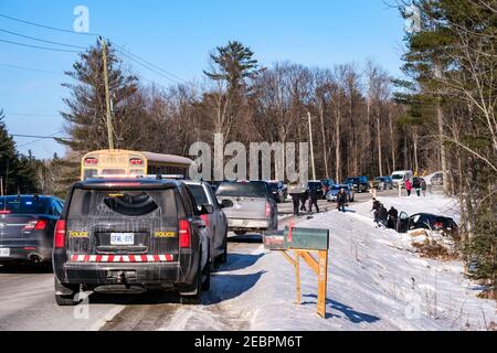 McNab/Braeside, Ontario, Kanada - 12. Februar 2021: Beamte der Ontario Provincial Police (OPP) unterstützen Passagiere und beurteilen die Situation vor Ort Stockfoto