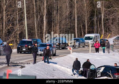 McNab/Braeside, Ontario, Kanada - 12. Februar 2021: Beamte der Ontario Provincial Police (OPP) unterstützen Passagiere und beurteilen die Situation vor Ort Stockfoto