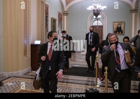 Lead House Impeachment Manager US-Vertreter Jamie Raskin (Demokrat von Maryland), links, Und House Impeachment Manager United States Representative David Cicilline (Demokrat von Rhode Island), rechts, verlassen am Ende des vierten Tages des Senats Enthebungsverfahren gegen den ehemaligen Präsidenten Donald J. Trump in der US-Capitol in Washington, DC, Freitag, 12. Februar 2021. Kredit: Rod Lampey - Pool über CNP Stockfoto