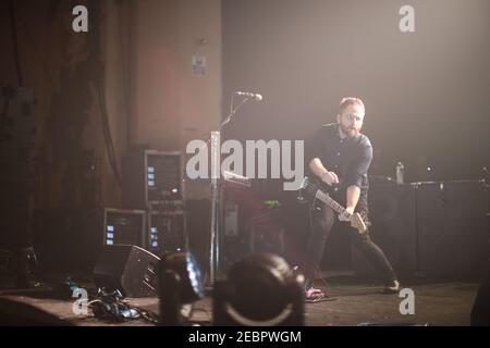 Nick Harmer von Death Cab für Cutie spielt live Bühne an der Brixton O2 Academy in London Stockfoto