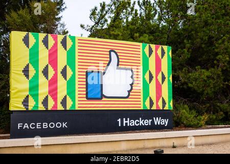Menlo Park, CA, USA - 9. Februar 2021: Facebook feiert den Black History Month. Facebook-Schild neben dem Bürogebäude des Hauptsitzes Stockfoto