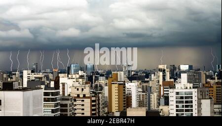 Zusammengesetztes Bild der Skyline von Sao Paulo während eines Nachmittags Gewitter mit mehreren Blitzen über der Vila Olimpia Und Chacara Itaim nei Stockfoto