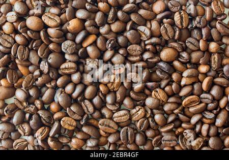 Kaffeebohnen Hintergrund - Mischung aus verschiedenen Arten von Kaffeebohnen. Geröstete Kaffeebohnen. Kann als Hintergrund verwendet werden. Stockfoto