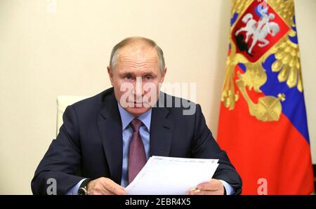 Der russische Präsident Wladimir Putin, Vorsitzender einer Videokonferenz Treffen mit hochrangigen Regierungsbeamten aus der Novo-Ogaryov Staatsresidenz 10. Februar 2021 außerhalb Moskau, Russland. Stockfoto