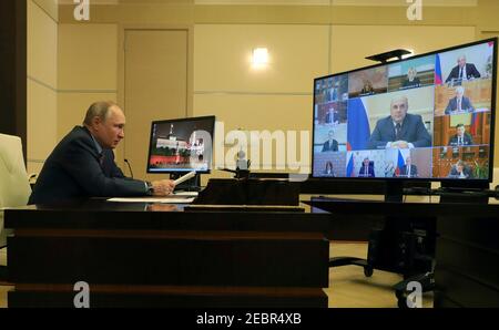 Der russische Präsident Wladimir Putin, Vorsitzender einer Videokonferenz Treffen mit hochrangigen Regierungsbeamten aus der Novo-Ogaryov Staatsresidenz 10. Februar 2021 außerhalb Moskau, Russland. Stockfoto