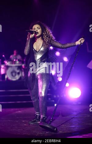 Ella Eyre spielt live auf der Bühne des Brixton O2 Akademie in London Stockfoto