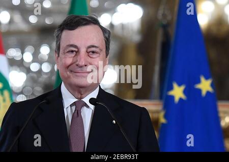 (210213) -- PEKING, 13. Februar 2021 (Xinhua) -- Mario Draghi spricht die Medien im Quirinale Palast in Rom, Italien, 12. Februar 2021. Der ehemalige Präsident der Europäischen Zentralbank (EZB) Mario Draghi hat das Mandat offiziell als Italiens neuer Premierminister angenommen, erklärte der Generalsekretär des Vorsitzes der Republik Ugo Zampetti am Freitag. (Pool über Xinhua) Stockfoto