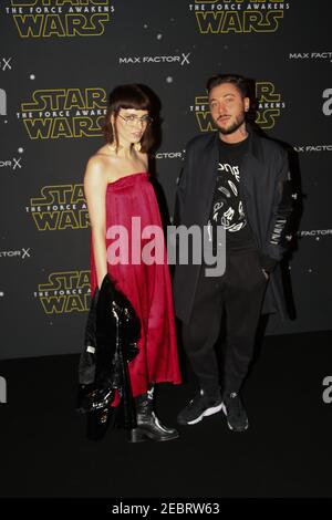 Die Designer Claire Barrow und Nasir Mazhar kommen zur Star Wars: Fashion Finds The Force Präsentation im Old Selfridges Hotel, London. Zehn London Stockfoto