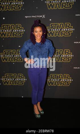 Yinka Bokkini kommt bei der Star Wars: Fashion findet die Force-Präsentation im Old Selfridges Hotel, London. Zehn Londoner Designer präsentieren Stockfoto