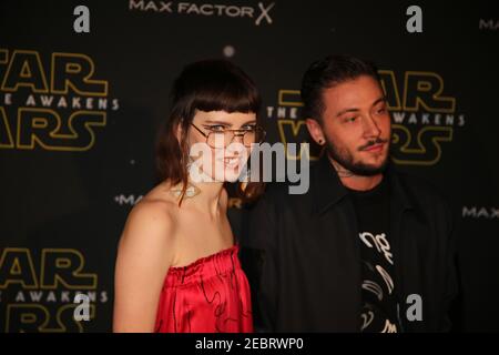 Die Designer Claire Barrow und Nasir Mazhar kommen zur Star Wars: Fashion Finds The Force Präsentation im Old Selfridges Hotel, London. Zehn London Stockfoto