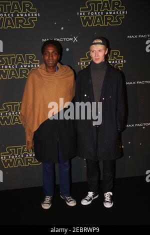 Die Designer Agi Mdumulla und Sam Cotton (rechts) kommen bei der Star Wars: Fashion Finds the Force-Präsentation im Old Selfridges Hotel, London an. Zehn Stockfoto