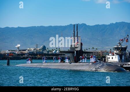 Das Schnellangriff-U-Boot USS Chicago der US Navy der Los Angeles-Klasse kehrt nach einem Einsatz am 9. Februar 2021 in Honolulu, Hawaii, zur Joint Base Pearl Harbor-Hickam zurück. Stockfoto