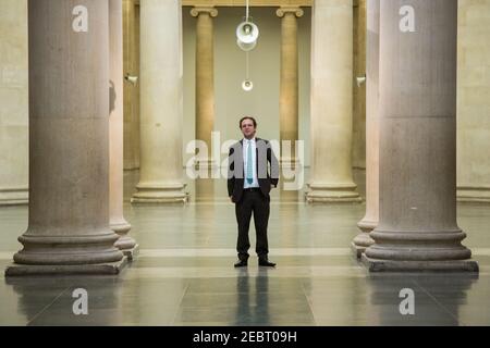 Alex Farquharson, neuer Direktor der Tate Britain posiert für Pressefotos in der Tate Britain Galerie. Alex war zuvor Gründungsdirektor von Nottingham Stockfoto