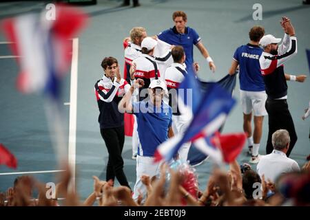 Tennis - Davis Cup - Halbfinale der Weltgruppe - Frankreich gegen Spanien - Stade Pierre Mauroy, Lille, Frankreich - 15. September 2018 Frankreich Mannschaftskapitän Yannick Noah feiert nach dem Sieg im Halbfinale REUTERS/Benoit Tessier