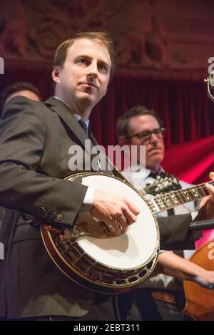 Chandler holt von Bluegrass Band Chatham County Line live Auf der Bühne in der Bush Hall in London Stockfoto