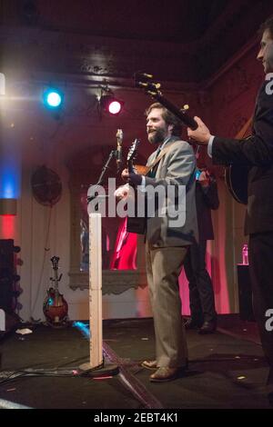 Dave Wilson von der Bluegrass Band Chatham County Line spielt live Auf der Bühne in der Bush Hall in London Stockfoto