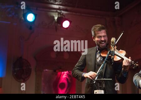 John Teer von Bluegrass Band Chatham County Line live Auf der Bühne in der Bush Hall in London Stockfoto