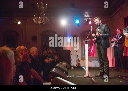 John Teer von Bluegrass Band Chatham County Line live Auf der Bühne in der Bush Hall in London Stockfoto