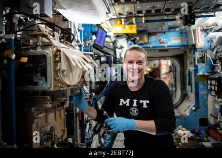 NASA-Astronautin und Expedition 64 Flugingenieurin Kate Rubins richtet die ACE-T-Ellipsoiden-Studie im Lichtmikroskopiemodul an Bord der Internationalen Raumstation am 14. Januar 2021 in Earth Orbit ein. Die Untersuchung entwirft und montiert komplexe dreidimensionale Kolloide – kleine Partikel, die in einem flüssigen Medium suspendiert werden – und steuert die Dichte und das Verhalten der Partikel mit der Temperatur. Stockfoto