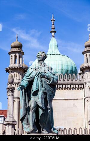 Statue von George IV., Brighton, Brighton und Hove. Diese Statue von Georg IV. Steht in der Nähe des Nordtors des Königlichen Pavillons. Es wurde in 1828 und Stockfoto