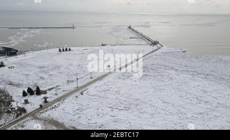 Feb 12 2021 Port Stanley Ontario Kanada. Luftaufnahme des Pier im Winter. Luke Durda/Alamy Stockfoto