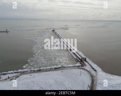 Feb 12 2021 Port Stanley Ontario Kanada. Luftaufnahme des Pier im Winter. Luke Durda/Alamy Stockfoto