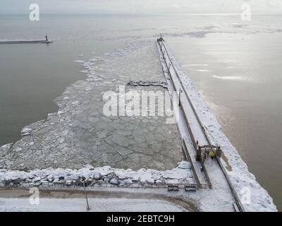 Feb 12 2021 Port Stanley Ontario Kanada. Luftaufnahme des Pier im Winter. Luke Durda/Alamy Stockfoto