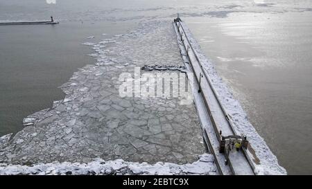 Feb 12 2021 Port Stanley Ontario Kanada. Luftaufnahme des Pier im Winter. Luke Durda/Alamy Stockfoto