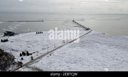 Feb 12 2021 Port Stanley Ontario Kanada. Luftaufnahme des Pier im Winter. Luke Durda/Alamy Stockfoto