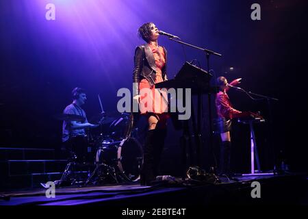 Die blühenden Zwillinge (Anna und Sonia Kuprienko) Live-Auftritt auf der O2 Arena in London Bühne Unterstützung Duran Duran Stockfoto