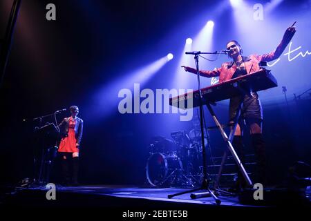 Die blühenden Zwillinge (Anna und Sonia Kuprienko) Live-Auftritt auf der O2 Arena in London Bühne Unterstützung Duran Duran Stockfoto