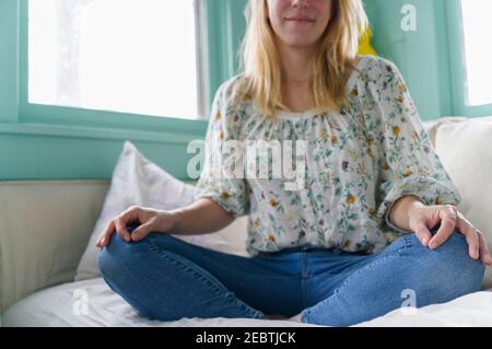 Frau sitzt auf dem Bett Stockfoto
