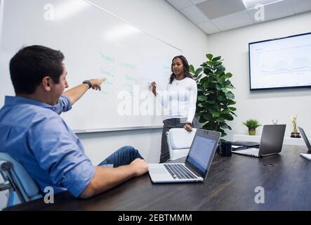 Geschäftsleute im Gespräch im Büro Stockfoto