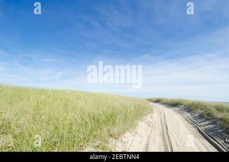 USA, Massachusetts, Nantucket Island, Coskata-Coatue Wildlife Refuge, Great Point, Leerer Strandweg Stockfoto