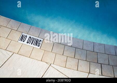 Warnschild am Rand des Schwimmbads Stockfoto