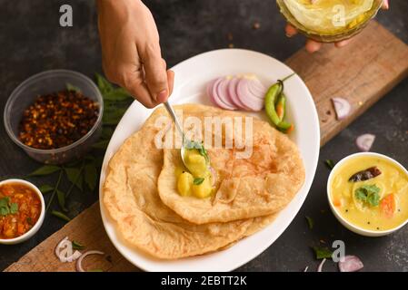 Puri Bhaji Nordindien Poori ist Frühstück Essen ein frittiertes Brot aus Vollkornmehl mit dal Curry, Potato Curry, bhaji, Kerala, Stockfoto
