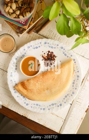 Dosa , Dosai, Ghee Braten, Tomate Coconut Chutney sambar beliebte südindische Frühstück, Kerala, Tamil Nadu Indien. Draufsicht auf Masala Dosa Kerala Break Stockfoto