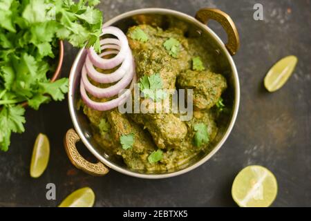 Grünes Huhn Curry, Huhn Hariyali Tikka, Huhn Hara Masala, Huhn Hariyali indischen Stil. Palak Spinat Huhn oder Murg Saagwala serviert Stockfoto